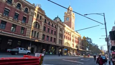 Melbourne 'daki tarihi binanın yakınındaki insanlar ve trafik