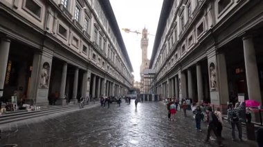 Tarihi bir sokakta yürüyen insanlar