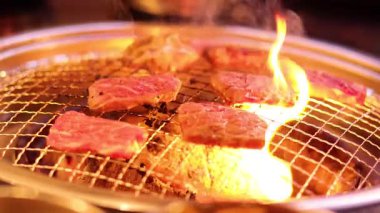 Kore barbekü ızgarasında et kızartması.