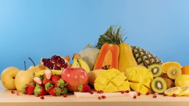 Çeşitli taze meyvelerden oluşan canlı bir karışım.