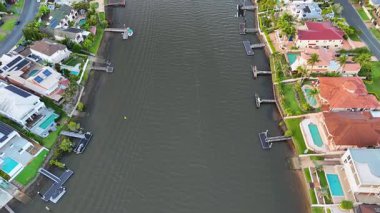 Nehir kenarındaki evlerin ve dubaların hava manzarası