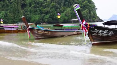 Tekneler yavaşça Krabi 'nin dingin sularında sallanıyor.