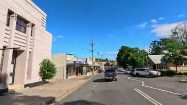 Küçük bir Avustralya kasabasında manzaralı bir yolculuk. Canlı sokaklar, yerel dükkanlar ve açık mavi gökyüzü.