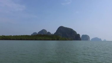 Ada manzaralı sakin su