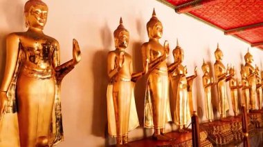 Wat Pho 'daki altın Buda heykelleri.