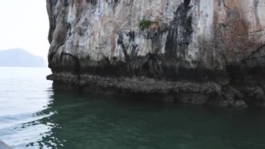 Huzurlu bir deniz mağarasına yaklaşan tekne.