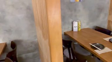 Masaları olan sessiz bir yemek salonu.