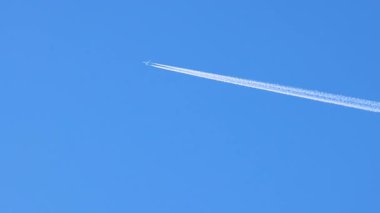 Jet uçağı uçuyor, beyaz bir iz bırakıyor