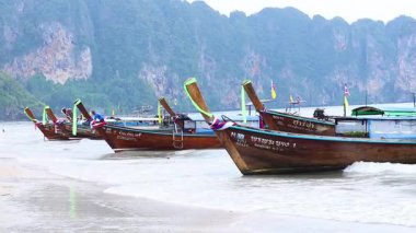 Manzaralı bir Krabi sahiline demir atmış tekneler.