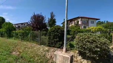 Evlerin ve yeşilliklerin arasında huzurlu bir gezinti.