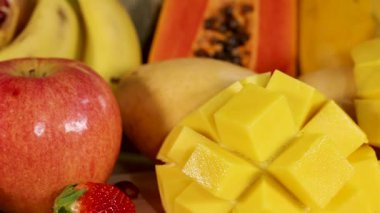 Çeşitli taze meyvelerden oluşan canlı bir karışım.