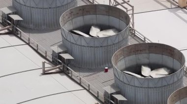 Çatıda dönen soğutma kulesi vantilatörü