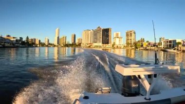 Arka planda şehir silüeti olan tekne turu