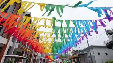 Canlı bayraklar Krabi 'nin gece pazarını süslüyor.