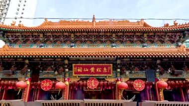 Karmaşık mimari detaylarla geleneksel tapınak cephesi