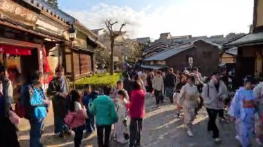 Turist ve dükkanlarla dolu tarihi bir bölge.