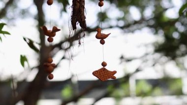 Rüzgarda sallanan dekoratif balık arabası