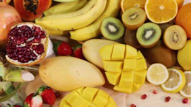 Çeşitli taze meyvelerin canlı gösterisi.