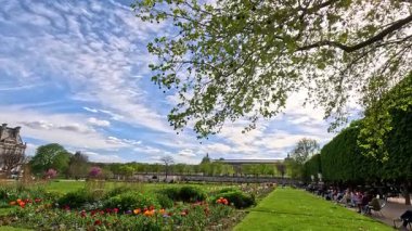İnsanlar Paris, Fransa 'daki Tuileries Garden' da eğleniyor