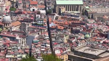 Napoli şehir manzarası ve işaretleri.