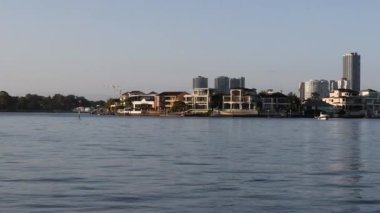 Bir şehrin gündüz geçişi nehir boyunca yükseliyor.