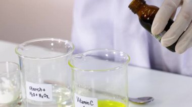 Renk değişimiyle kimyasal reaksiyon gösterisi