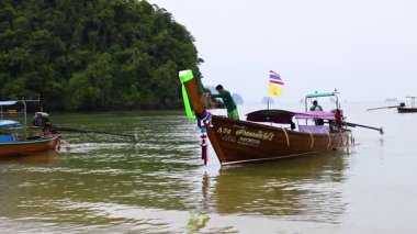 Tayland, Krabi 'de tekne kıyıya yaklaşıyor.