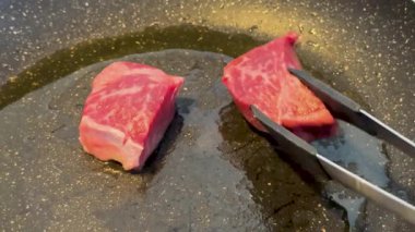 Wagyu bifteği ızgarada cızırdıyor.