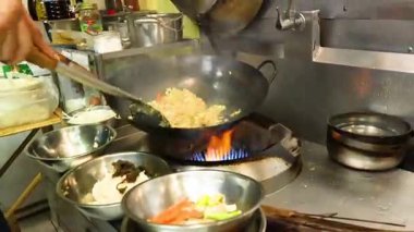 Şef tavada ananaslı pilav hazırlar.