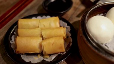 Ahşap bir masada çeşitli Dim Sum tabakları