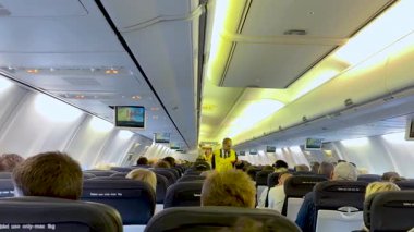 Uçuş görevlileri yolculara güvenlik prosedürlerini gösterin