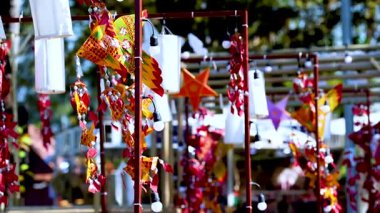 Canlı asılı süsler rüzgarda sallanıyor.