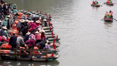 Nehirde kürek çeken turistler