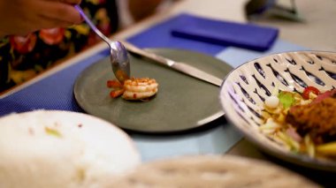 Geleneksel Tayland yemeği pişirme ve kaplama