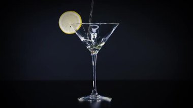 Kireç suyu bardağı siyah arkaplan ile doldurur