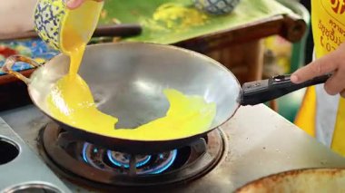 Bangkok pazarında Pad Thai için yumurta hazırlığı