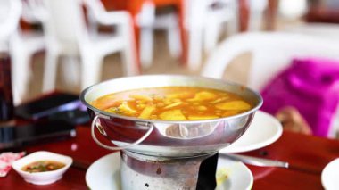 Yengeç lokantasında nefis köri yemeği.