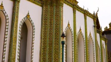 Tapınağın dekoratif mimarisinin ayrıntılı görüntüsü