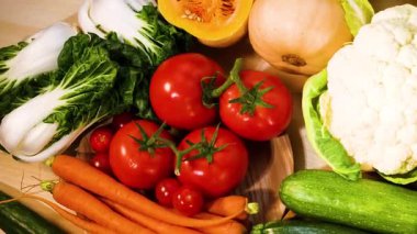 Siyah arka planda çeşitli sebzeler.