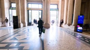 İstasyondan şehre doğru giden şahıslar