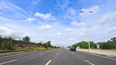 Araba Londra 'da açık bir otoyolda gidiyor.