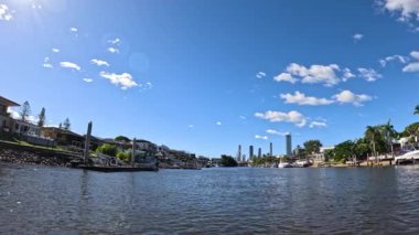 Altın Sahil Kanalı boyunca sakin bir tekne yolculuğu.