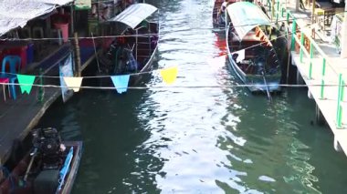 Bangkok 'ta tekneler hareketli yüzen pazarda hareket ediyor