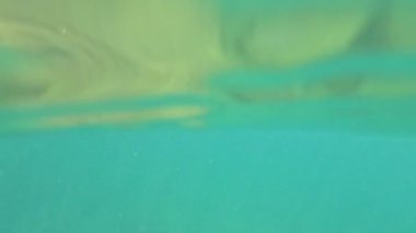 Phuket, Tayland 'daki tropik bir sahilde büyüleyici okyanus manzaraları, berrak suları, yemyeşil suları ve sakin dalgaları sergiliyor.