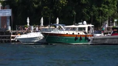 Tekneler rıhtıma yanaştı.