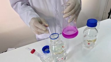 Renk değişimiyle kimyasal reaksiyon gösterisi