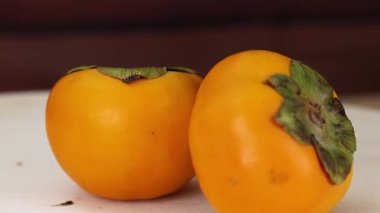 Tahta bir masada dinlenen iki hurma.