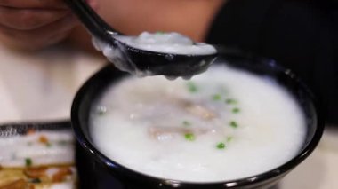 Bir kase pirinç lapasının tadını çıkarıyorum.