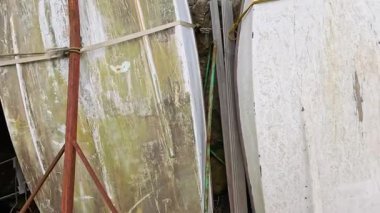 Tekneler manzaralı bir liman boyunca dizildi.