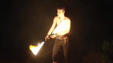 Geceleri ateş püskürten üstsüz bir sanatçı.